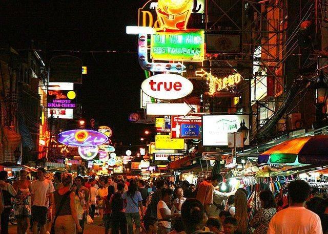 รูปภาพ:http://4.bp.blogspot.com/_W5H2AxppClA/TRxbco1zECI/AAAAAAAAACQ/Q1l6L7aeU94/s1600/khao-San-Road.jpg