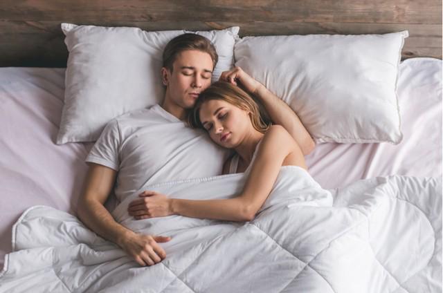 รูปภาพ:https://www.dreams.co.uk/sleep-matters-club/wp-content/uploads/2018/02/couple-asleep-cuddling-in-bed.jpg