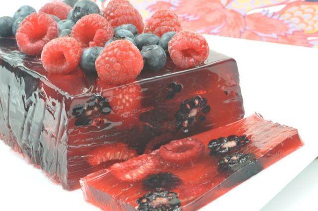 รูปภาพ:http://sharedsugarfiles.com/admin/ckfinder/userfiles/images/RecipeImages/pomegranate-tea-summer-berries-gelatin-mold.JPG
