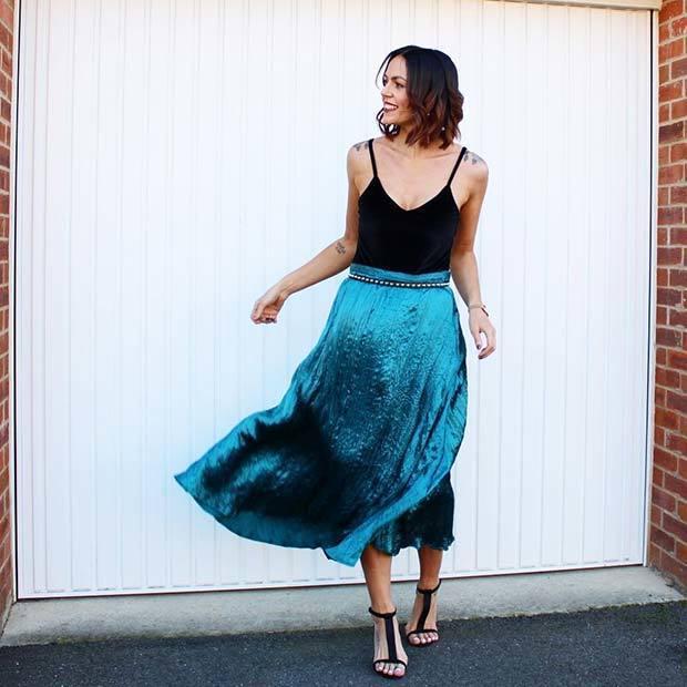 รูปภาพ:https://stayglam.com/wp-content/uploads/2017/11/Bold-Blue-Skirt.jpg