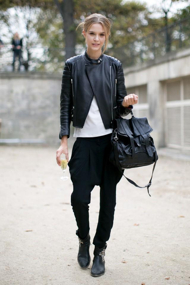 รูปภาพ:http://fashiongum.com/wp-content/uploads/2015/03/Leather-Jackets-For-Women-Street-Style-13.jpg