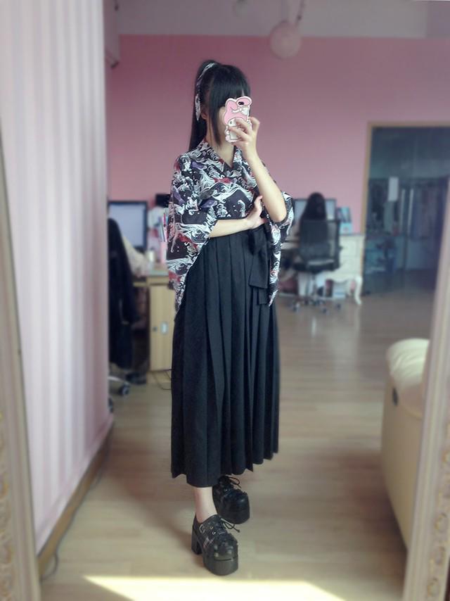 รูปภาพ:https://ae01.alicdn.com/kf/HTB1XoU4JXXXXXbgXFXXq6xXFXXXU/Japanese-Yukata-2pcs-Set-Koinobori-Yukata-Outwear-Tops-Long-Pleated-Skirt-Cute-Women-s-Set-Unique.jpg