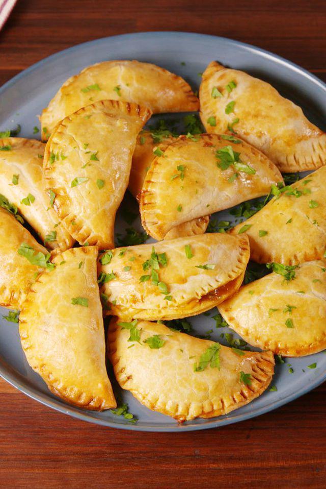 รูปภาพ:https://hips.hearstapps.com/del.h-cdn.co/assets/17/17/640x958/gallery-1493067166-delish-cheesy-beef-empanadas-pin-1.jpg?resize=980:*