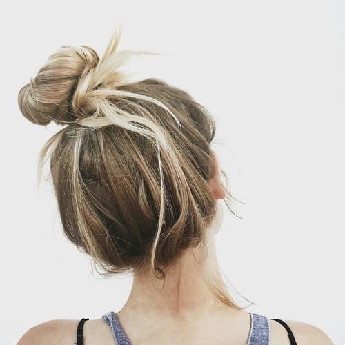 รูปภาพ:https://thecuddl.com/images/2017/05/07-messy-bun-thelateststyle.jpg