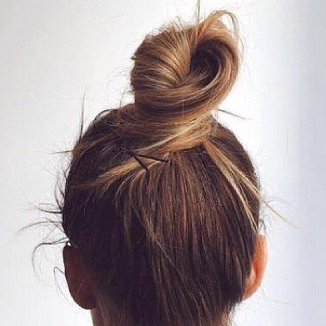 รูปภาพ:https://thecuddl.com/images/2017/05/45-unique-messy-bun-hairstyle-idea-thecuddl.jpg