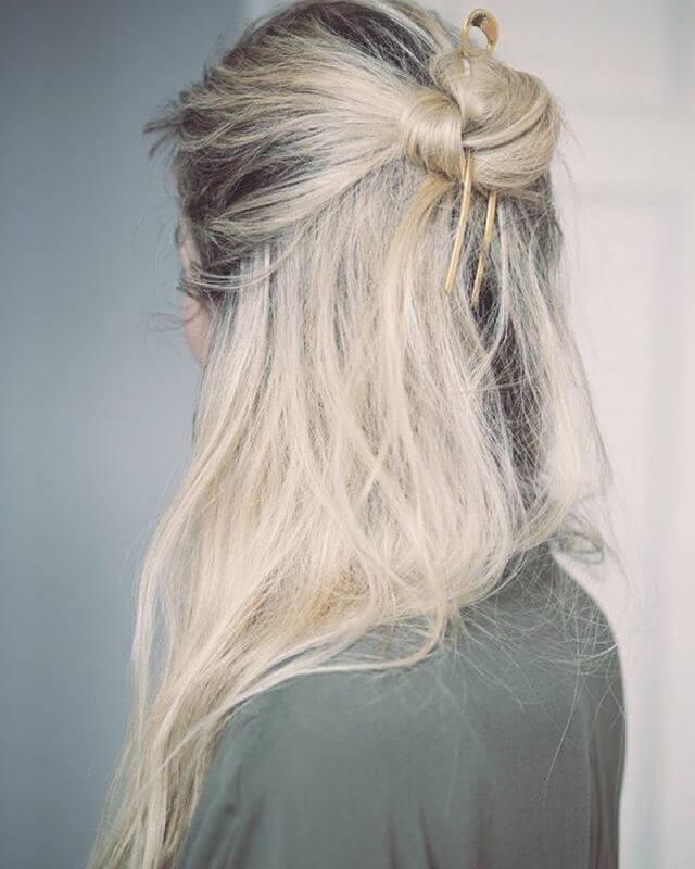 รูปภาพ:https://thecuddl.com/images/2017/05/48-natural-messy-bun-thecuddl.jpg