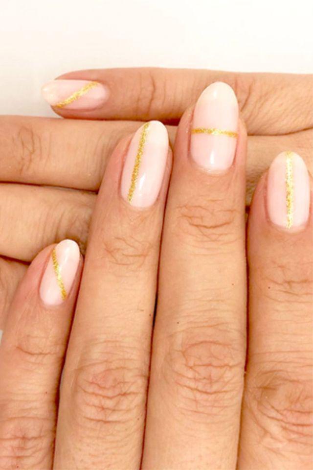 รูปภาพ:https://hips.hearstapps.com/hmg-prod.s3.amazonaws.com/images/glitter-nails-french-manicure-1521826571.jpg