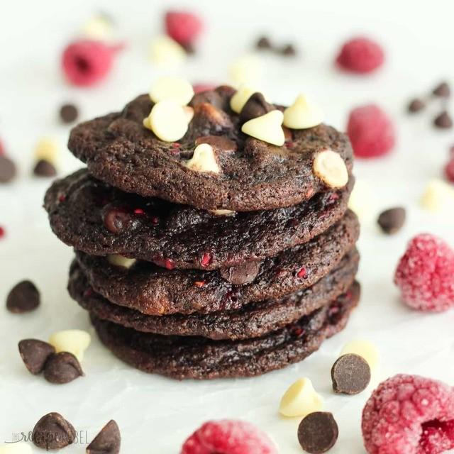 รูปภาพ:https://cf.thereciperebel.com/wp-content/uploads/2014/07/Triple-Chocolate-Raspberry-Cookies-www.thereciperebel.com-3-of-6.jpg