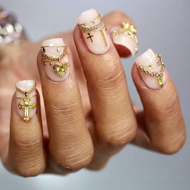 รูปภาพ:https://naildesignsjournal.com/wp-content/uploads/2018/07/korean-fashion-nail-art-3d-gold.jpg