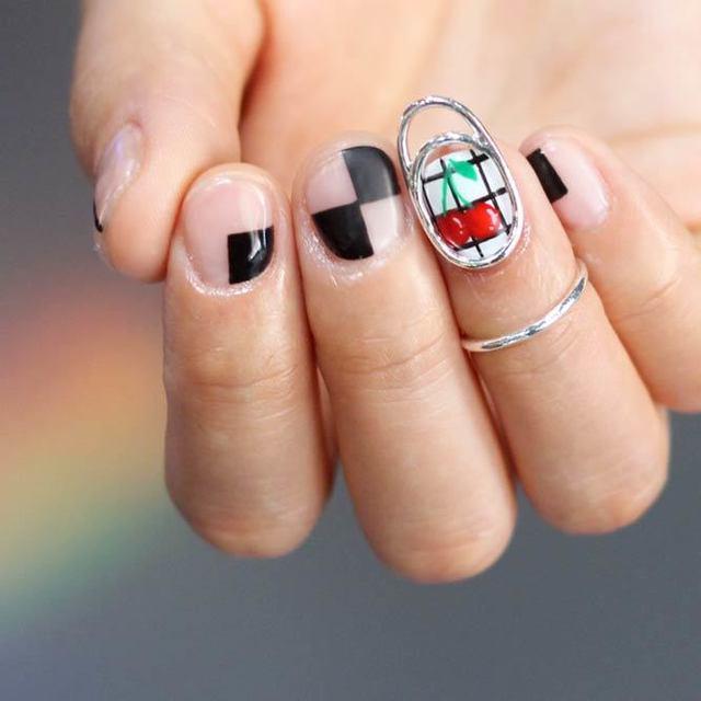 รูปภาพ:https://naildesignsjournal.com/wp-content/uploads/2018/07/korean-fashion-nail-art-cherry.jpg