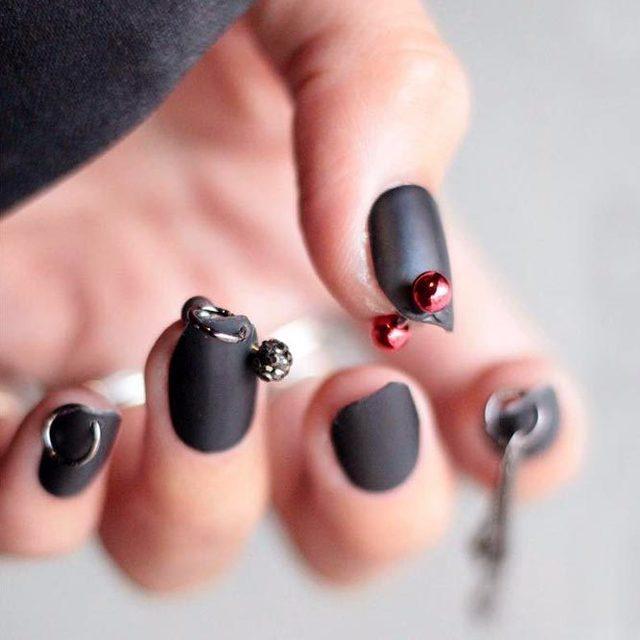 รูปภาพ:https://naildesignsjournal.com/wp-content/uploads/2018/07/korean-fashion-nail-art-matte-black.jpg