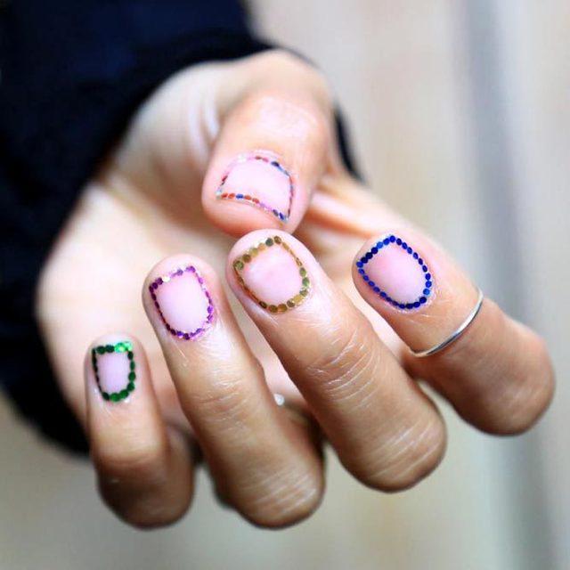 รูปภาพ:https://naildesignsjournal.com/wp-content/uploads/2018/07/korean-fashion-nail-art-glitter.jpg