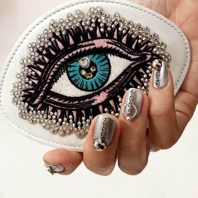 รูปภาพ:https://naildesignsjournal.com/wp-content/uploads/2018/07/korean-fashion-nail-art-grey-polish.jpg