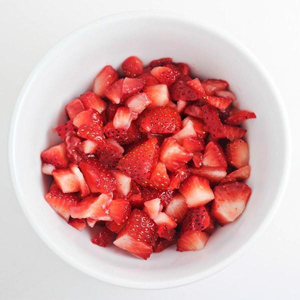 รูปภาพ:https://homecookingmemories.com/wp-content/uploads/2014/07/Strawberry-Ricotta-Bites-Chopped-Strawberries-2.jpg