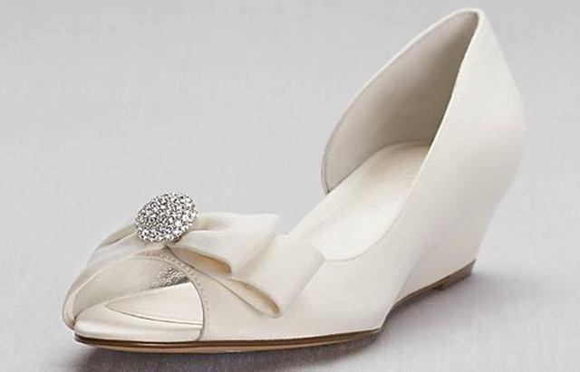 รูปภาพ:https://cdn2.stylecraze.com/wp-content/uploads/2018/03/5.-White-Wedding-Wedges.jpg