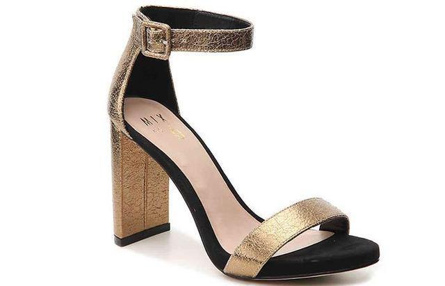 รูปภาพ:https://cdn2.stylecraze.com/wp-content/uploads/2018/03/12.-Black-And-Gold-Ankle-Strap-Heels.jpg