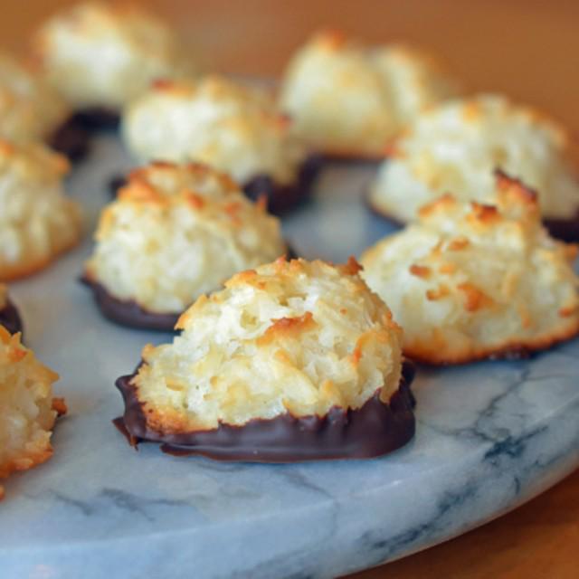 ภาพประกอบบทความ Coconut Macaroons แจกสูตรคุกกี้มาการูนมะพร้าวอ่อน กรอบอร่อย เคี้ยวเพลินจนลืมแคลอรี่