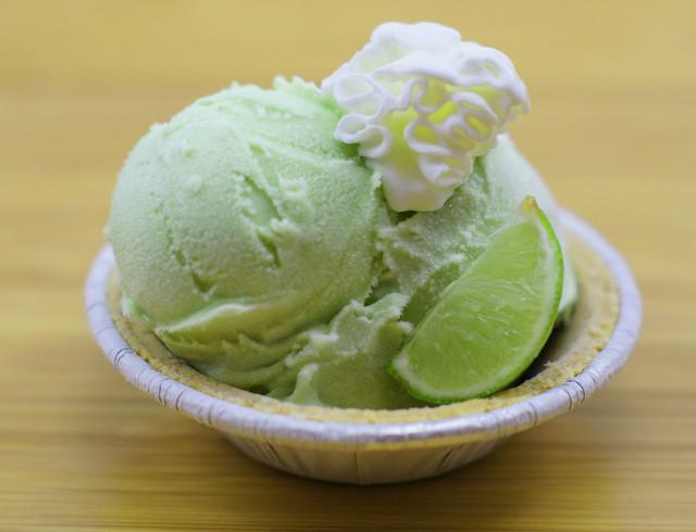 รูปภาพ:http://weberflavors.com/wp-content/uploads/2013/08/Key-Lime-Pie-Ice-Cream.jpg