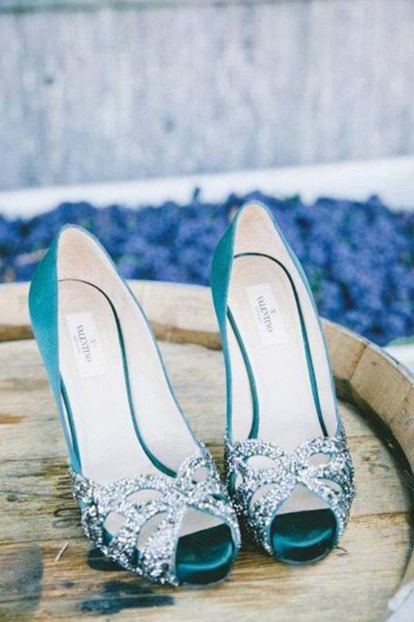 รูปภาพ:http://www.theweddingscoop.com/images/BridalShoesSpotlightPart1/03_05.jpg