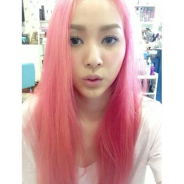 รูปภาพ:http://asset3.zankyou.com/images/mag-post/b13/21c8/685//-/en/wp-content/uploads/2012/07/Candy-Pink-Pastel-Ombre-Hair-Extentions-from-Lulus-Galaxy-on-Etsy.jpg