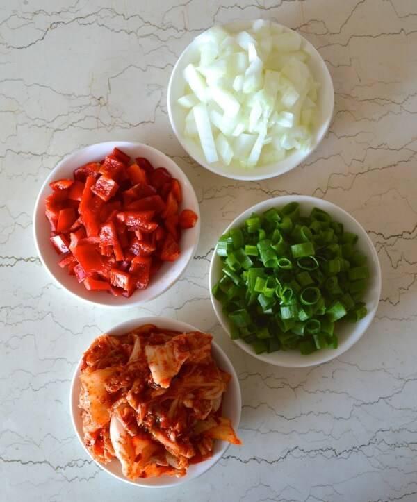รูปภาพ:http://thewoksoflife.com/wp-content/uploads/2014/07/beef-kimchi-fried-rice-02.jpg