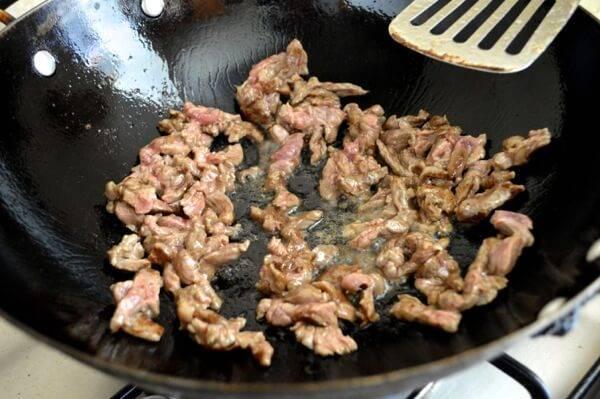 รูปภาพ:http://thewoksoflife.com/wp-content/uploads/2014/07/beef-kimchi-fried-rice-03.jpg