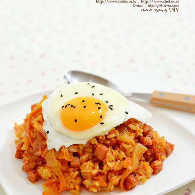 ตัวอย่าง ภาพหน้าปก:สูตร “ข้าวผัดกิมจิ (Kimchi Fried Rice)” อาหารเกาหลี แสนอร่อย 