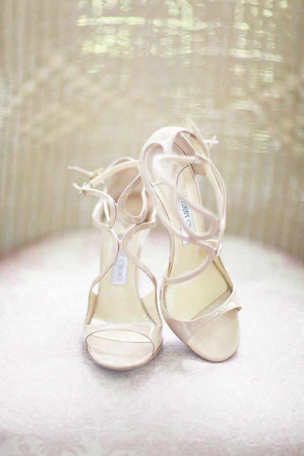 รูปภาพ:http://www.theweddingscoop.com/images/BridalShoesSpotlightPart2/05_07.jpg