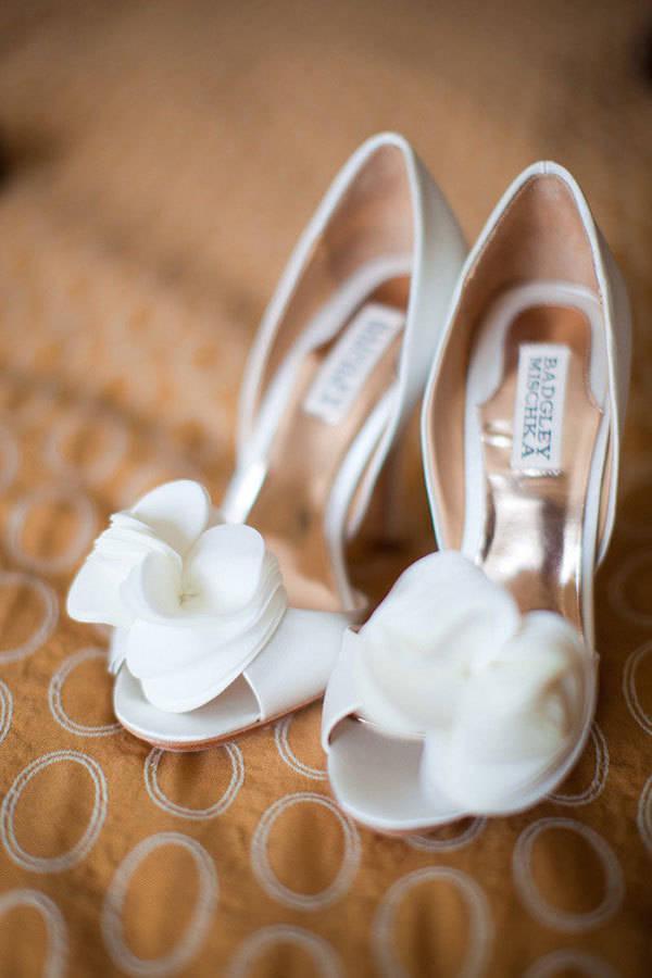 รูปภาพ:http://www.theweddingscoop.com/images/BridalShoesSpotlightPart2/01_07.jpg