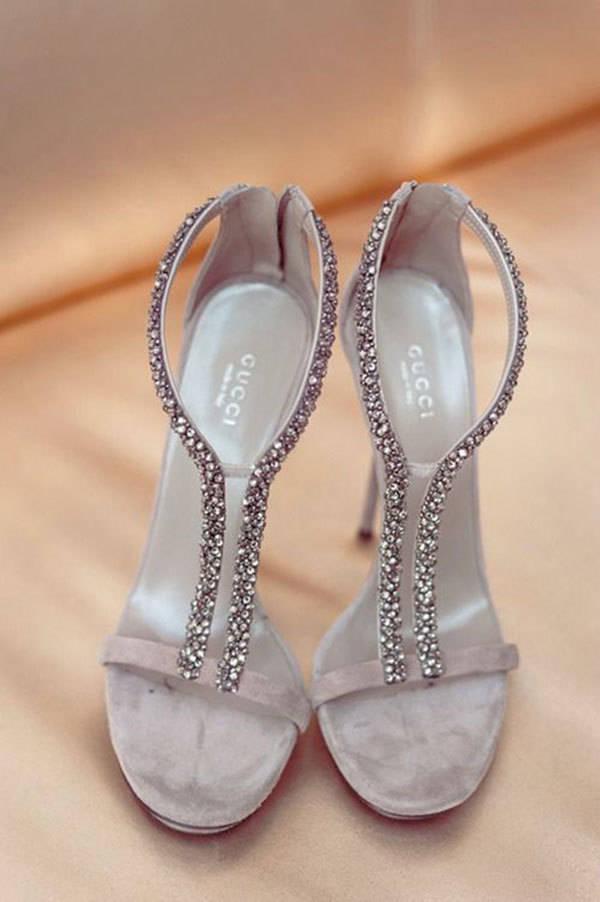 รูปภาพ:http://www.theweddingscoop.com/images/BridalShoesSpotlightPart2/05_06.jpg