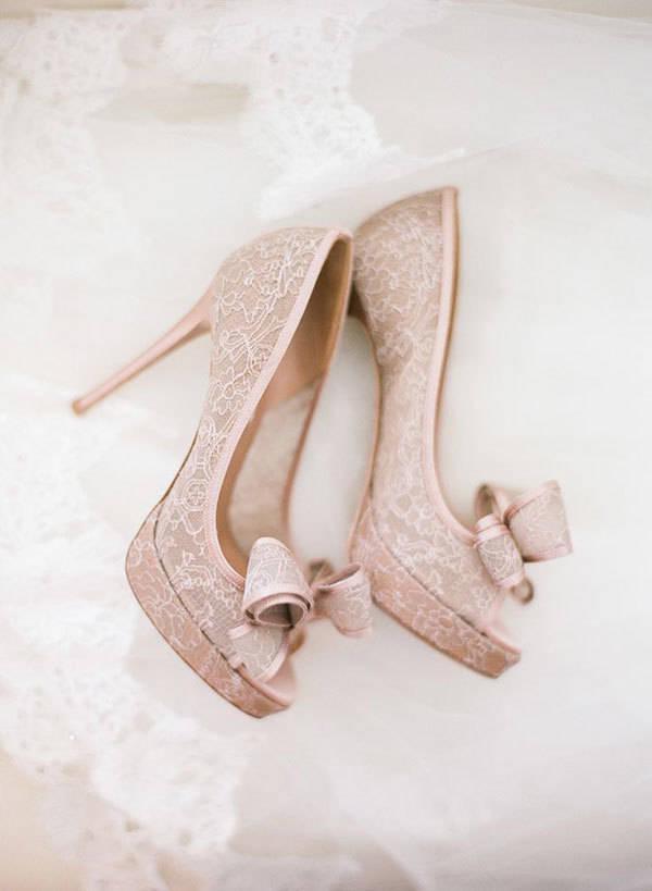 รูปภาพ:http://www.theweddingscoop.com/images/BridalShoesSpotlightPart2/02_08.jpg