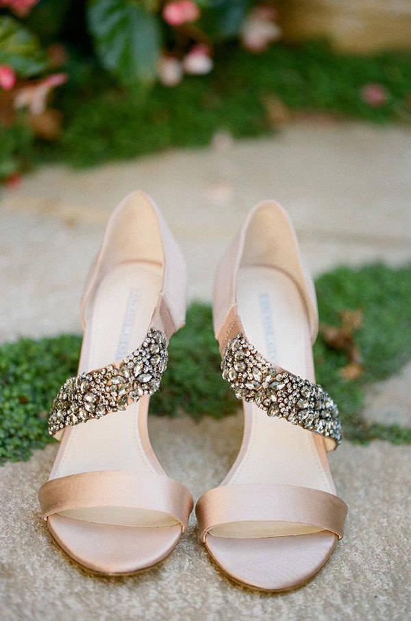 รูปภาพ:http://www.theweddingscoop.com/images/BridalShoesSpotlightPart2/05_03.jpg