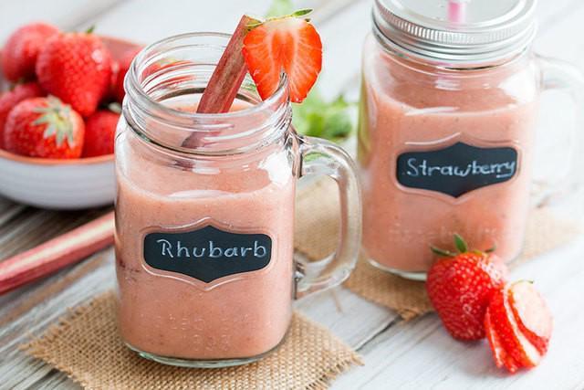 รูปภาพ:https://thehealthytart.com/wp-content/uploads/2017/05/rhubarb-strawberry-smoothie.jpg