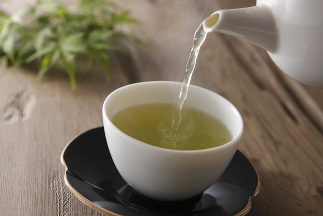 รูปภาพ:https://cdn1.medicalnewstoday.com/content/images/articles/320/320540/herbal-green-tea-being-poured-from-teapot-into-cup.jpg