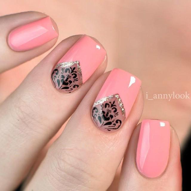 รูปภาพ:https://naildesignsjournal.com/wp-content/uploads/2018/07/damask-nail-art-ideas-pink-negative-space-black-pattern.jpg