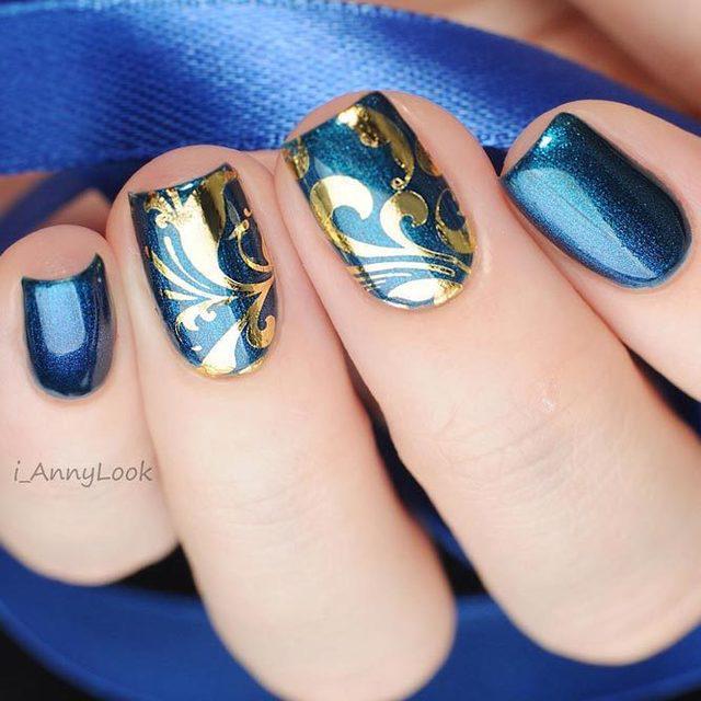 รูปภาพ:https://naildesignsjournal.com/wp-content/uploads/2018/07/damask-nail-art-ideas-gold-decals-metallic-blue.jpg