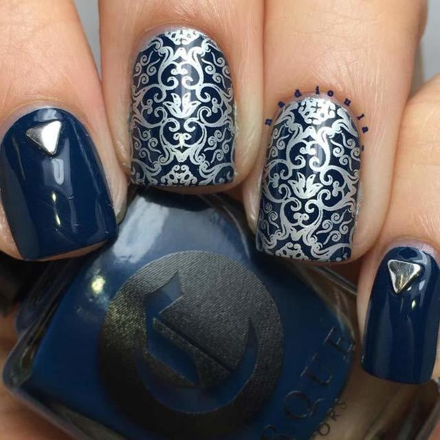 รูปภาพ:https://naildesignsjournal.com/wp-content/uploads/2018/07/damask-nail-art-ideas-navy-blue-silver-pattern.jpg