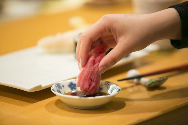 รูปภาพ:http://data.tokyogirlsupdate.com/wp/wp-content/uploads/2015/01/img-nadeshiko-sushi-akihabara09.jpg