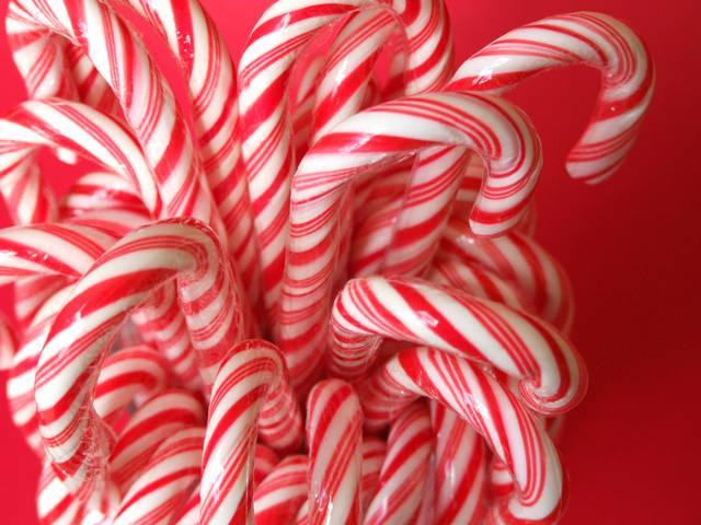 รูปภาพ:https://sweetaffairs21.files.wordpress.com/2012/02/leftover-candy-canes-by-spacepotato.jpg