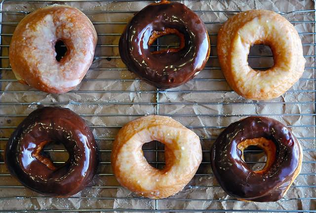 รูปภาพ:https://ofbatteranddough.com/wp-content/uploads/2017/01/Homemade-doughnut-recipe-chocolate-vanilla-glazed.jpg