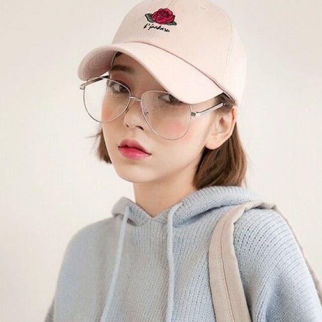 รูปภาพ:https://media.karousell.com/media/photos/products/2017/09/03/ulzzang_glasses_in_silver_1504430375_7fd56b53.jpg