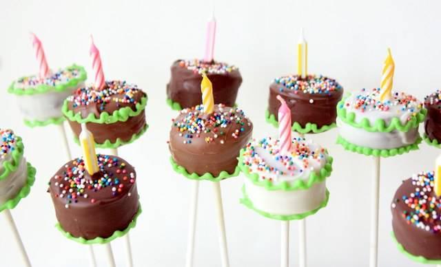 รูปภาพ:http://1.bp.blogspot.com/-1CuVkP8YB2Q/Ti786kPHdAI/AAAAAAAACDs/IC-K_8sELaU/s1600/Birthday+Cake+Brownie+Pops+037.jpg