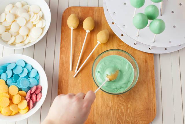 รูปภาพ:http://www.ilovecooking.ie/wp-content/uploads/2014/03/easter_egg_cake_pops_step_5.jpg