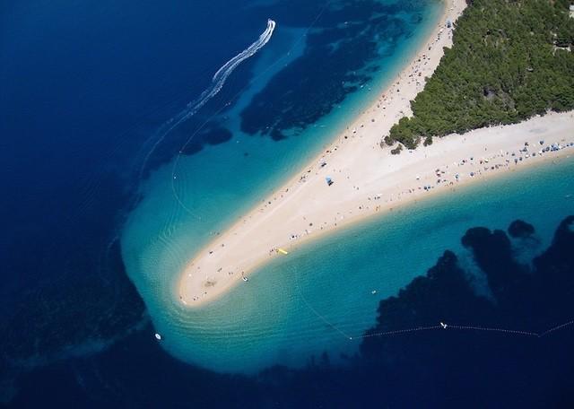 รูปภาพ:http://cdn.touropia.com/gfx/d/best-beaches-in-croatia/punta_rata.jpg