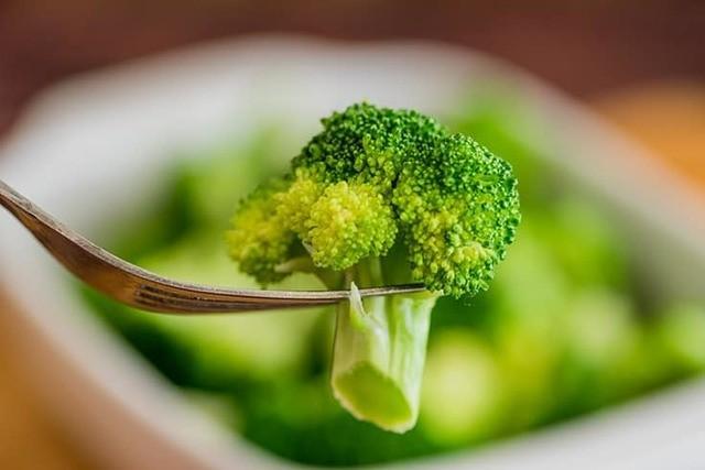 รูปภาพ:https://bakingmischief.com/wp-content/uploads/2017/10/how-to-steam-broccoli-in-the-microwave-photograph.jpg
