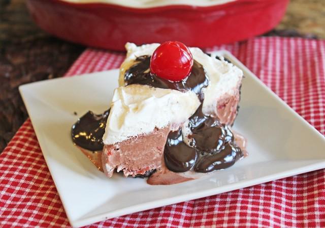 รูปภาพ:http://jamiecooksitup.net/wp-content/uploads/2014/06/Cherry-Chocolate-Ice-Cream-Pie-from-Jamie-Cooks-It-Up.jpg