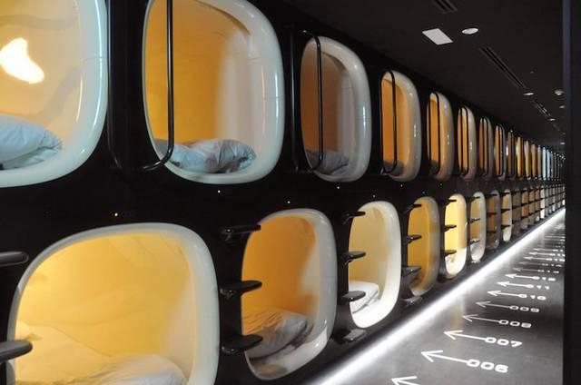 รูปภาพ:http://cdn.touropia.com/gfx/d/amazing-hotels-in-japan/9_Hours_Capsule_Hotel.jpg?v=1