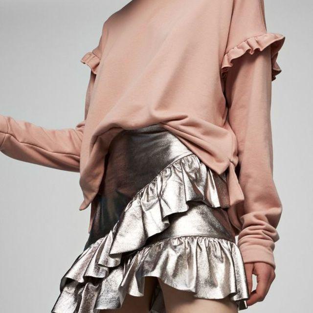 ภาพประกอบบทความ สวยเด่น ไอเดียจับ Metallic Skirt Mini แมทช์กับเสื้อตัวเก่ง ให้เกิดลุคเจิดเกินใคร ❣
