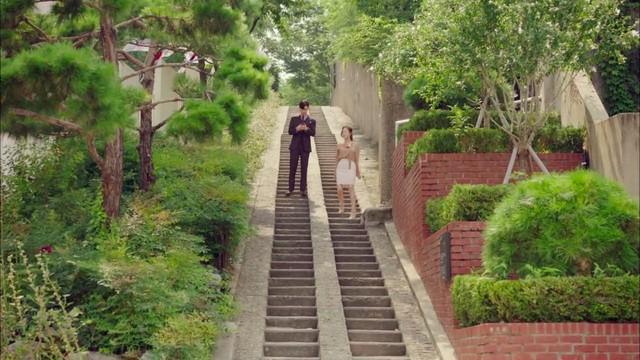 รูปภาพ:https://koreandramaland.com/wp-content/uploads/2018/07/why-secretary-kim-2018-filming-location-episode-14-3.1-movement-stairs-daegu-koreandramaland-3.jpg