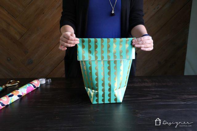 รูปภาพ:https://www.designertrapped.com/wp-content/uploads/2015/02/how-to-make-a-gift-bag-10-750x500.jpg